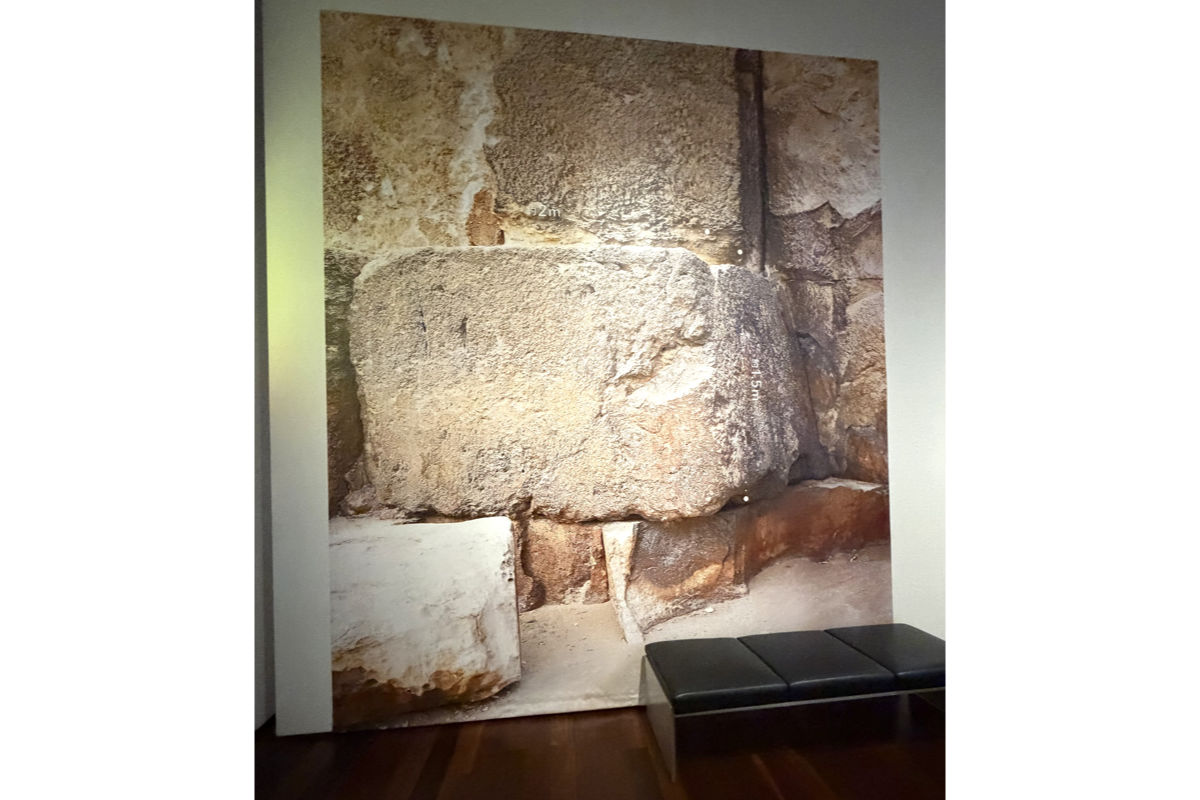 ピラミッドの石の実物大