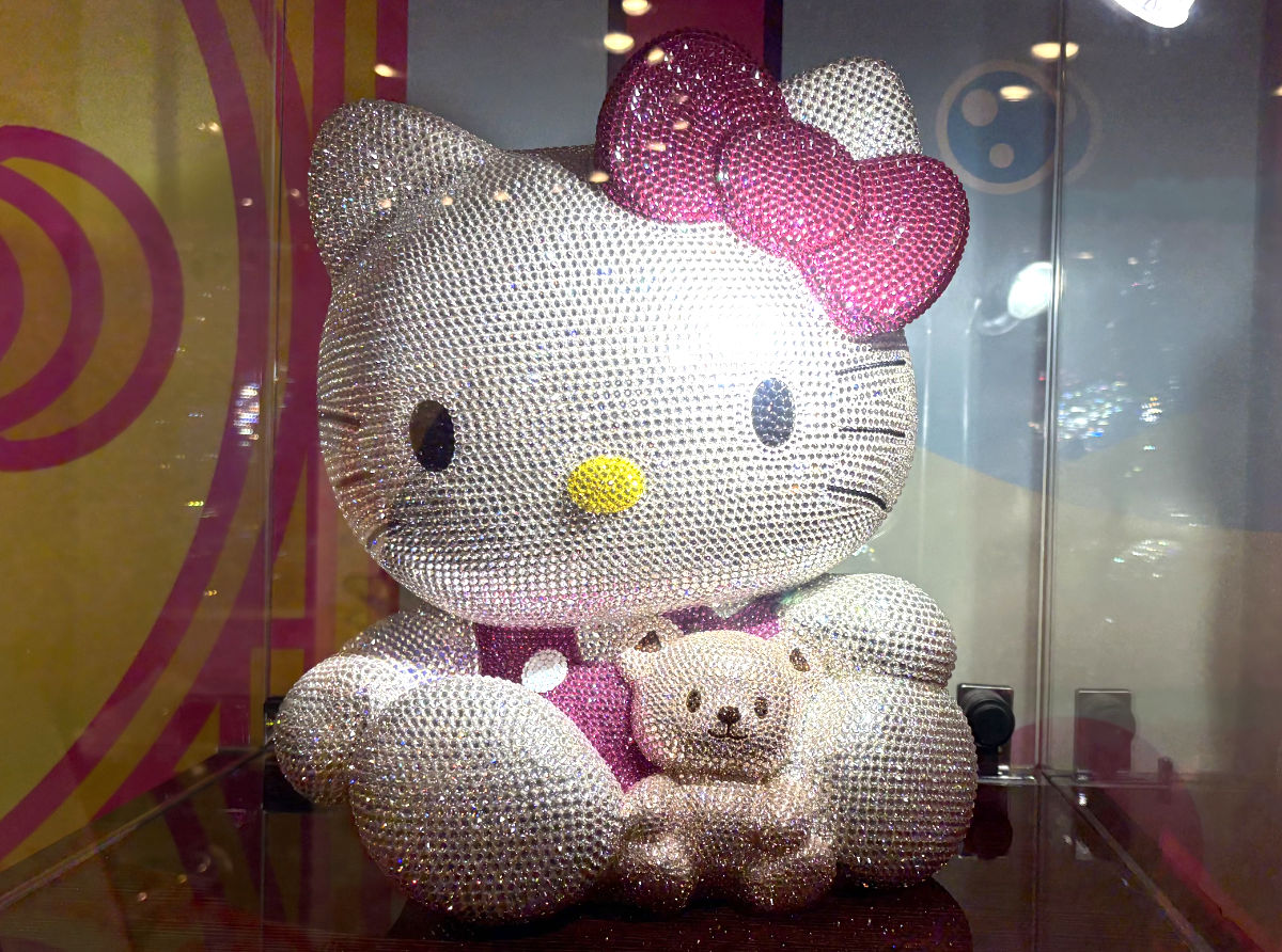 クリスタルで装飾されたハローキティのフィギュア