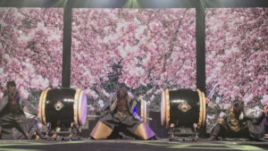 満開の桜の前で太鼓パフォーマンス