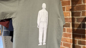 背中には囚人の後ろ姿 Tシャツ