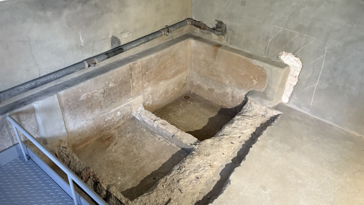 病気になった囚人が使用していた浴槽跡