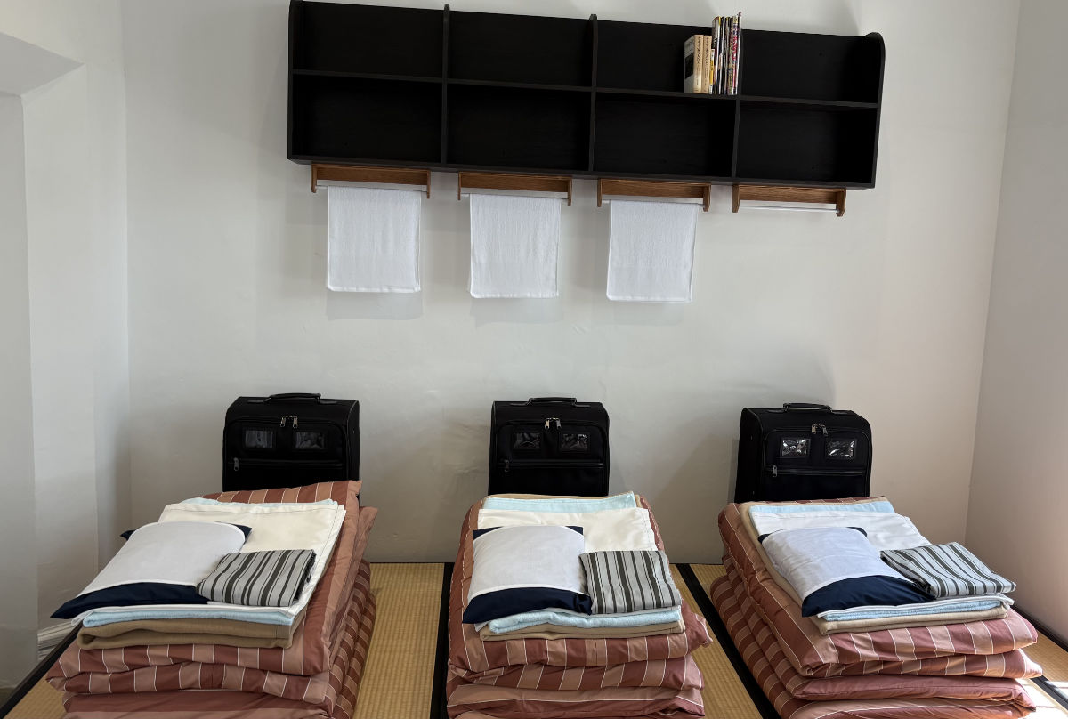 綺麗に折り畳まれた布団