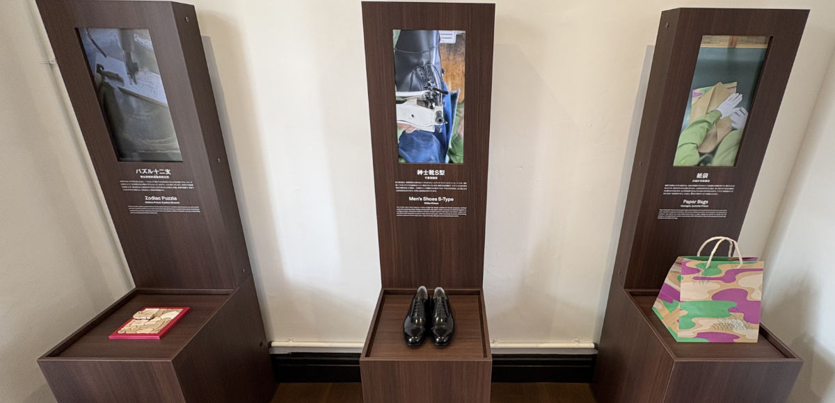 受刑者が靴や紙袋などを作っている映像と実際の物