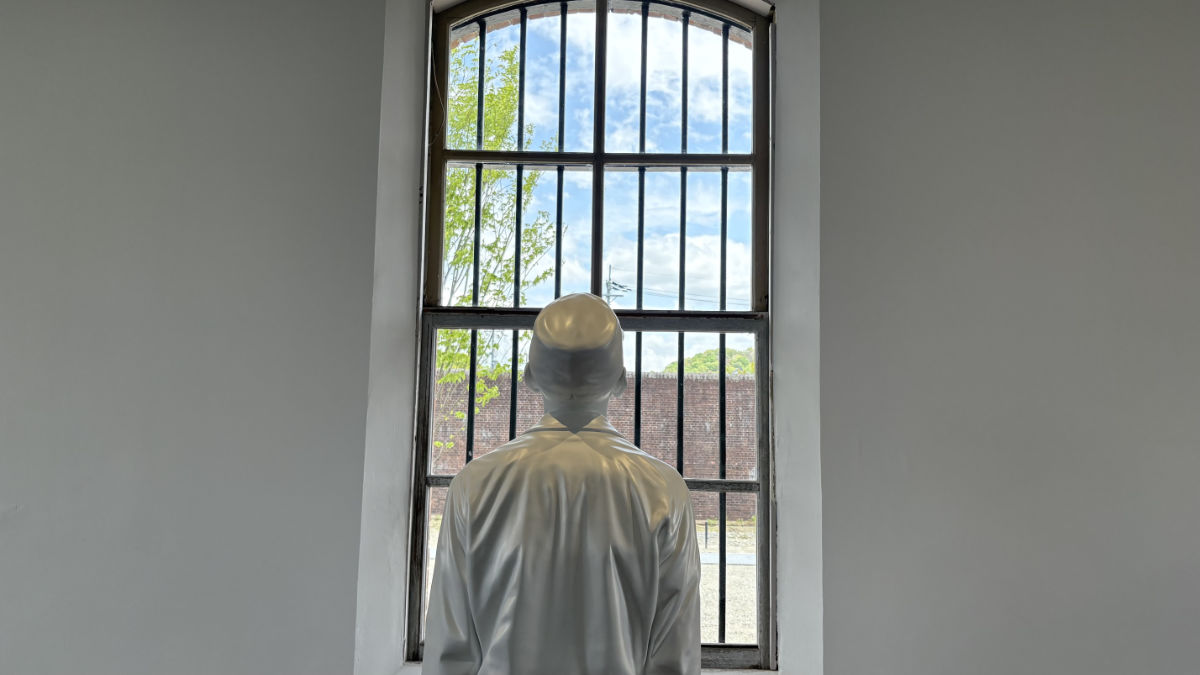 堀を見る受刑者