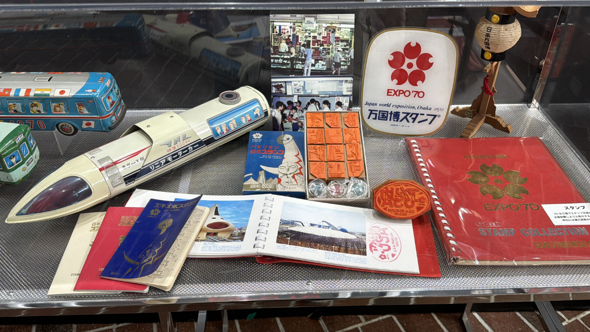 万博コレクターの白井達郎さん お宝グッズ