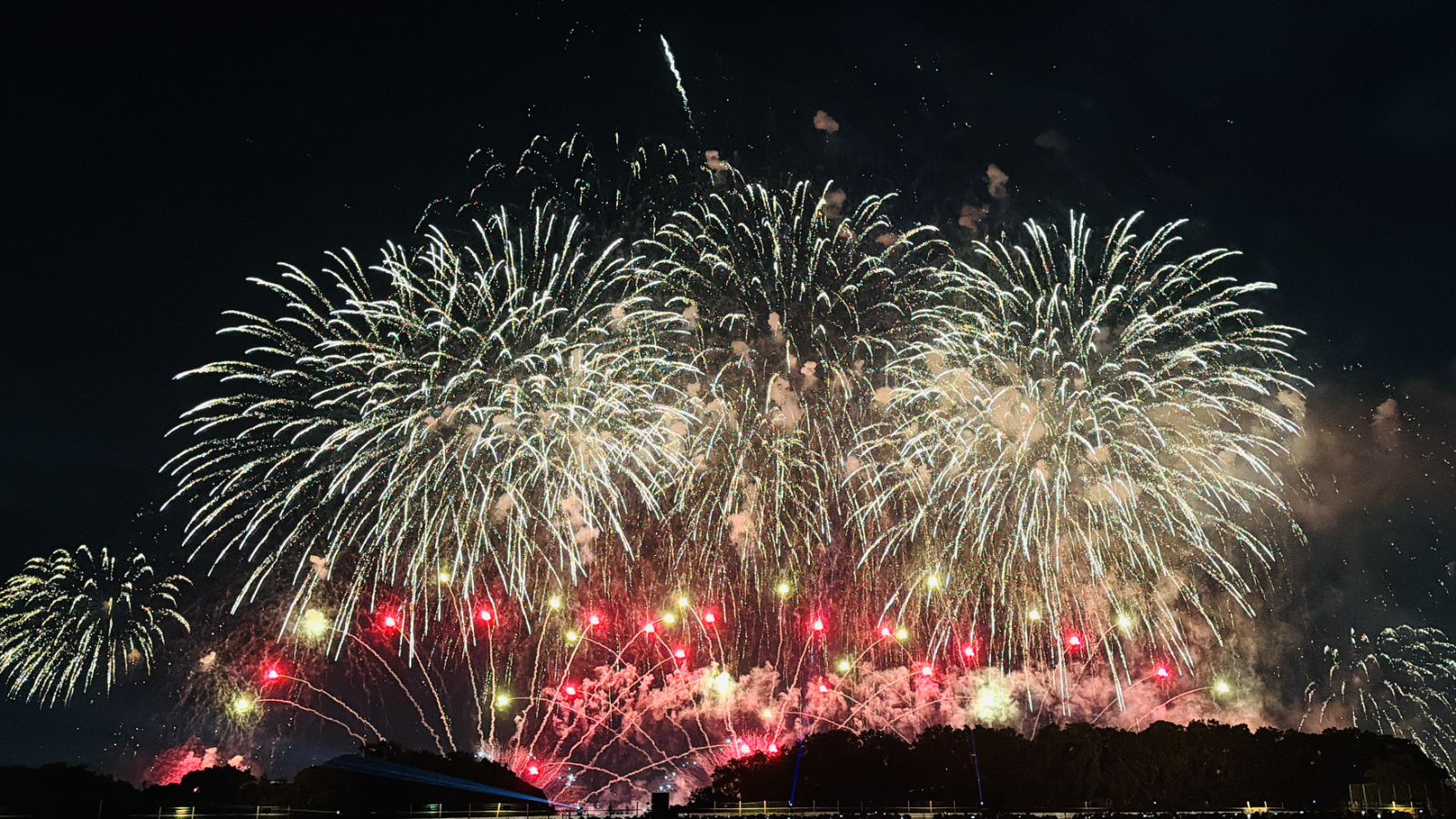 花火1万発×ドローン2,000機「OSAKA BAY SKYLUMINA」