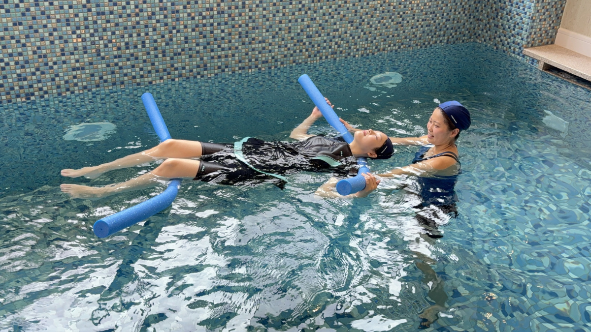 タラソテラピー　海水に浮く