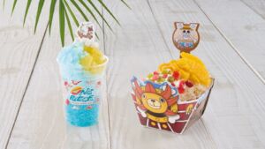 出航だ~! 麦わらの一味のライチ&ソーダ・フラッペ 写真右:GOGO サニー号 コーラ・フラッペ スプーン付き