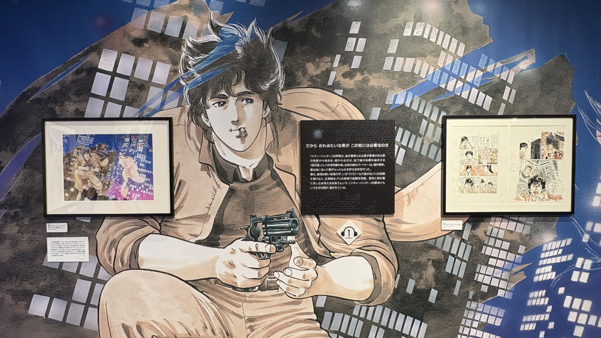 シティーハンターの原画と人物の大型ビジュアルを組み合わせた展示