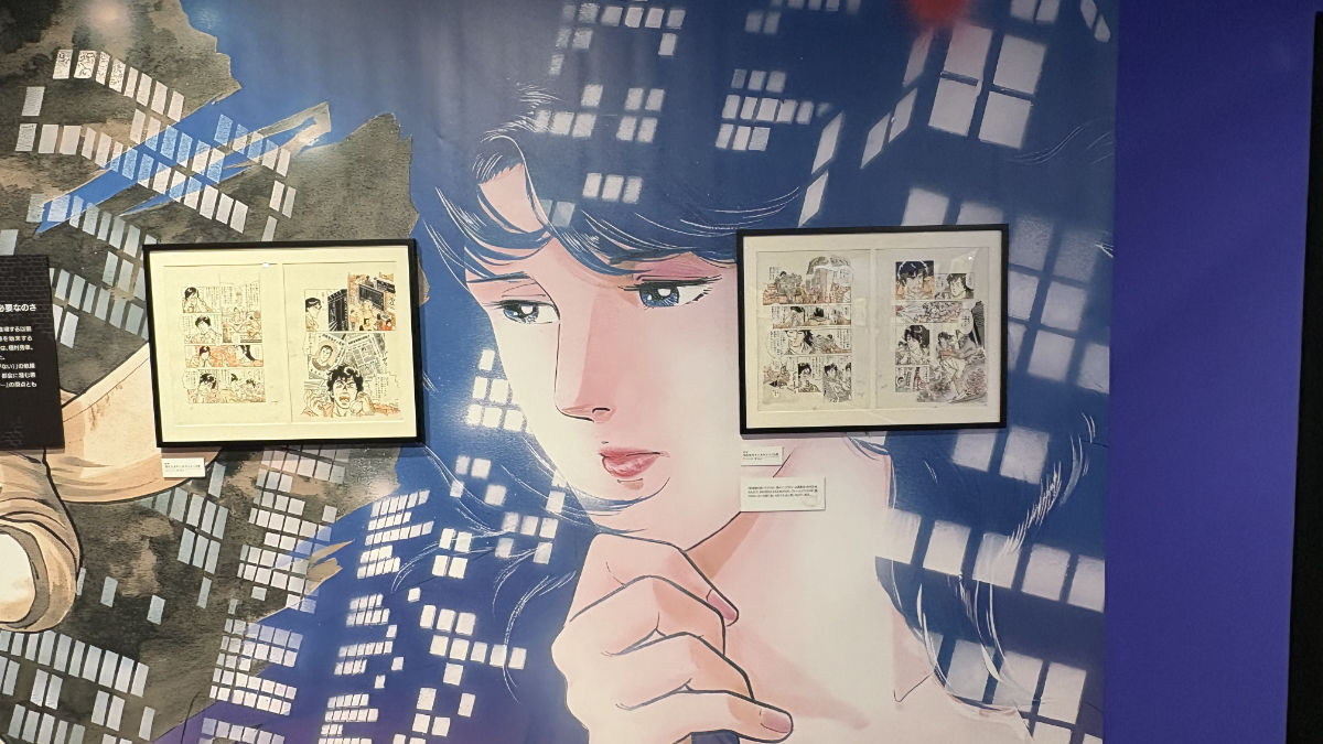 シティーハンターの人物原画と表情を拡大した壁面展示