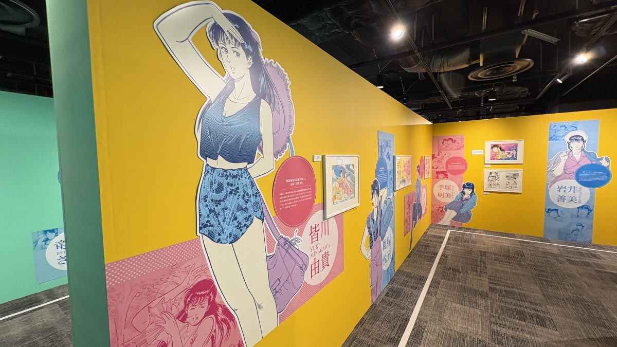シティーハンターの女性キャラクターが並ぶ展示通路