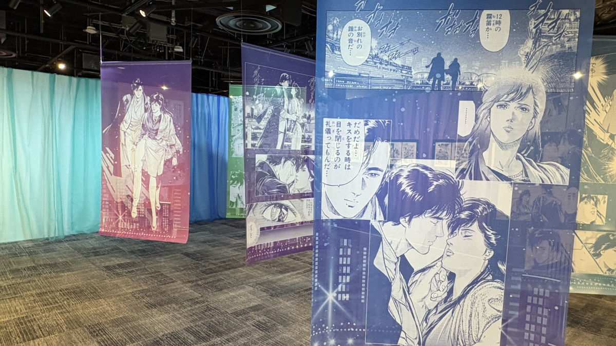 獠といつもとは違う姿の香がデートするエピソードを表現した透ける幕の展示