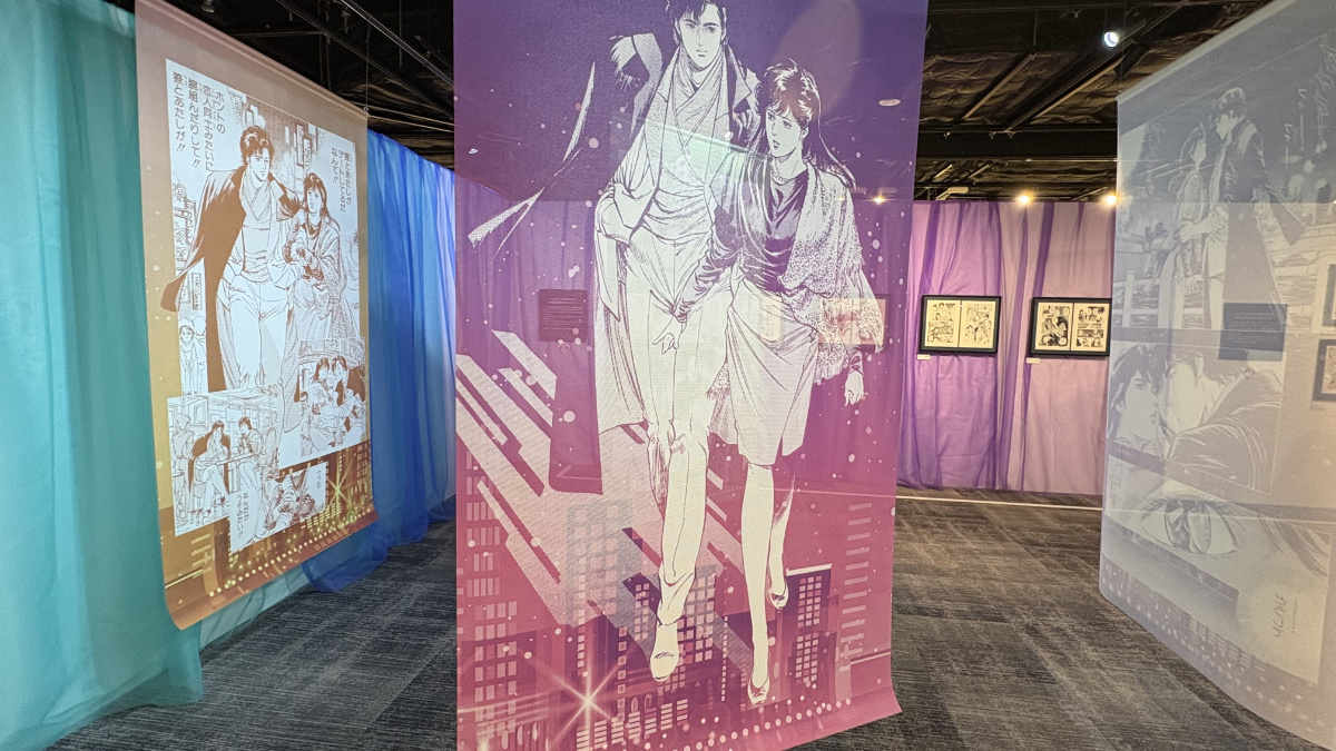 獠と香のデートエピソードを原画と透過幕で構成した展示空間