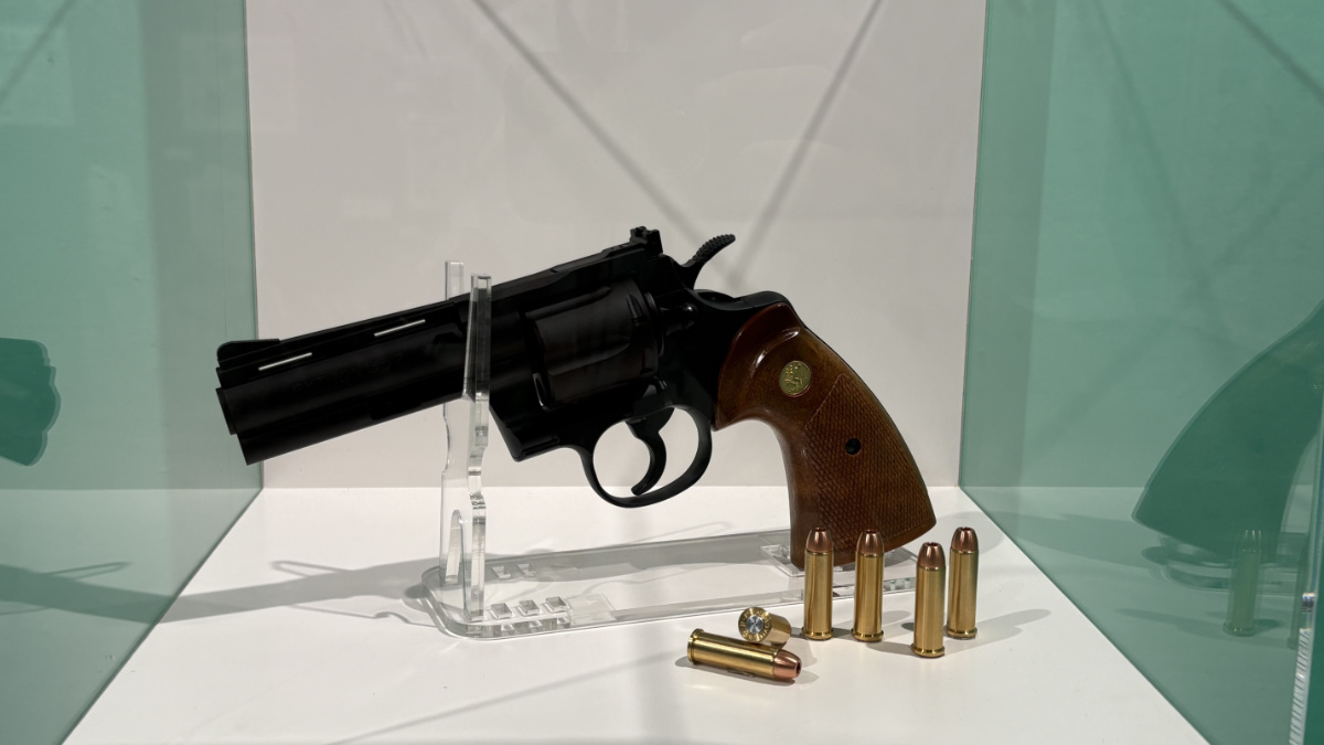 冴羽獠の愛銃コルトパイソン357マグナム4インチの展示