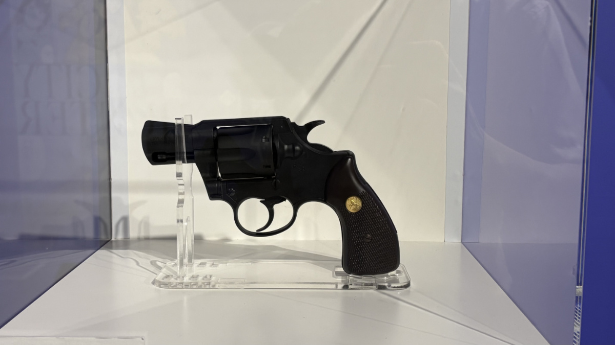 槇村香の銃コルトローマンMK-III 2インチの展示