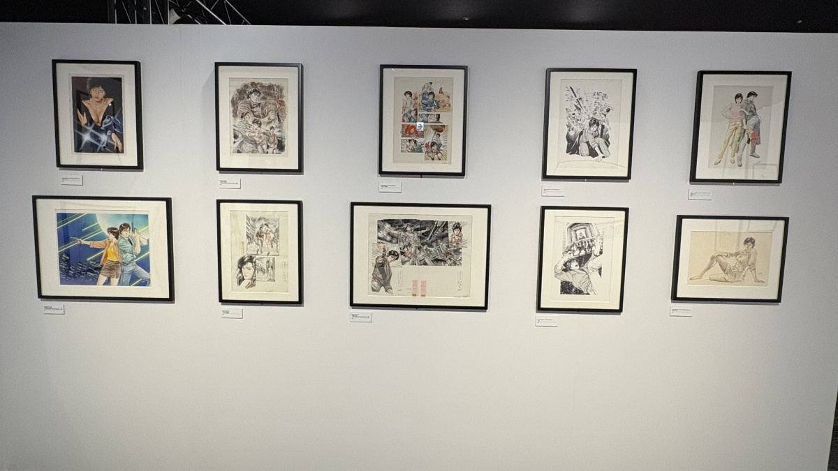 シティーハンターのカラー原画が並ぶ展示壁