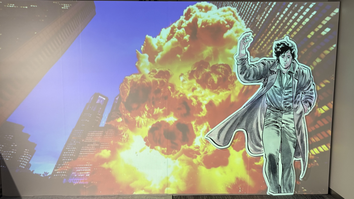 シティーハンター大原画展の特別映像で爆発を背に立つ冴羽獠