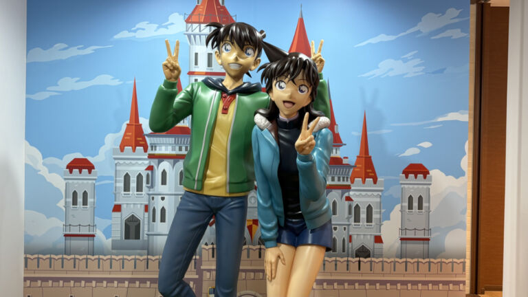 名探偵コナン第1話で新一と蘭が遊園地へ行く場面を再現したカラーオブジェ