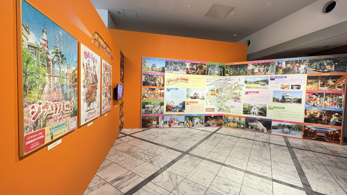ジブリパークの地図や写真が並ぶジブリパーク展の導入展示