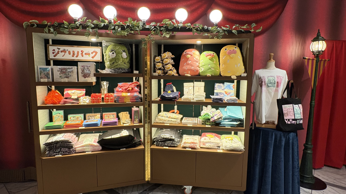 ジブリパーク展の特設ショップに並ぶインコパンなどのグッズ