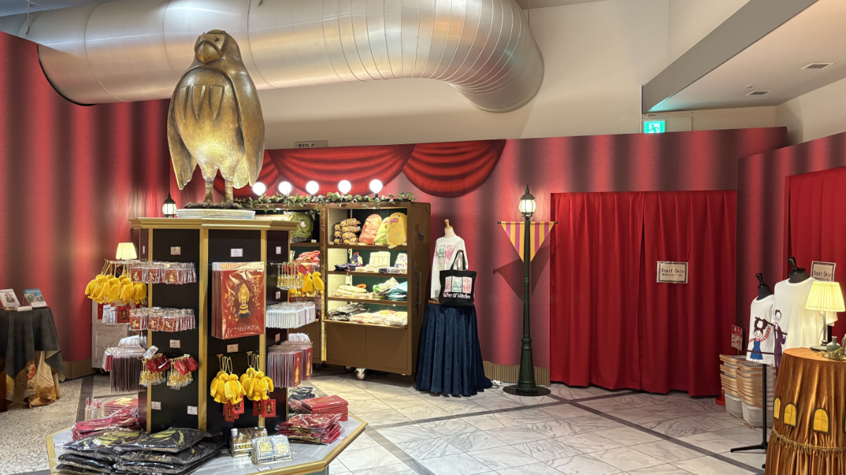 金色のインコマンが飾られたジブリパーク展の特設ショップ全景
