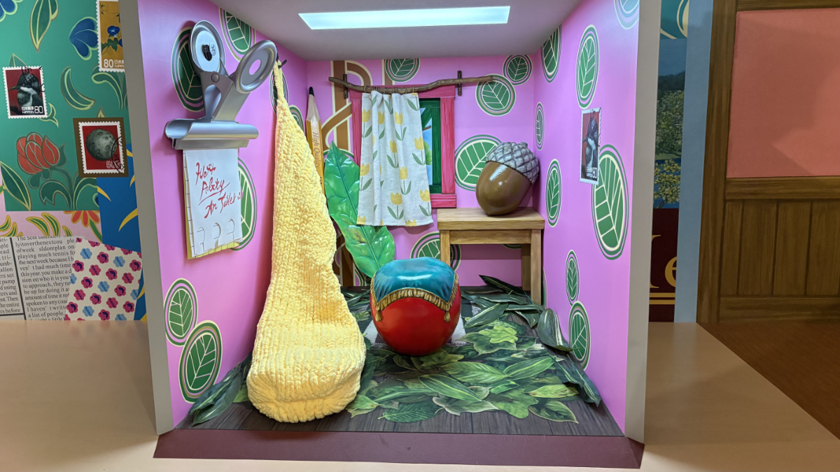 借りぐらしのアリエッティを思わせる巨大なティッシュ箱とリンゴの部屋