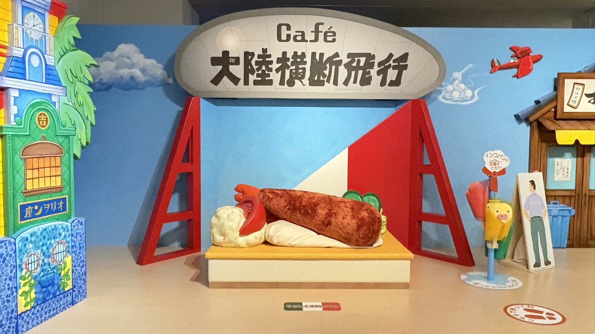 カフェ大陸横断飛行をモチーフにした巨大なエビフライのベンチ