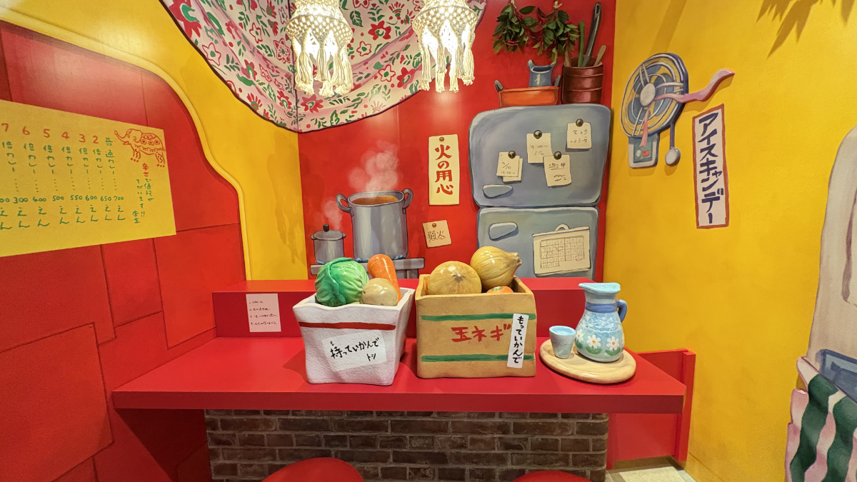 小さなジブリパークの店先に並ぶ料理や飲み物の小道具
