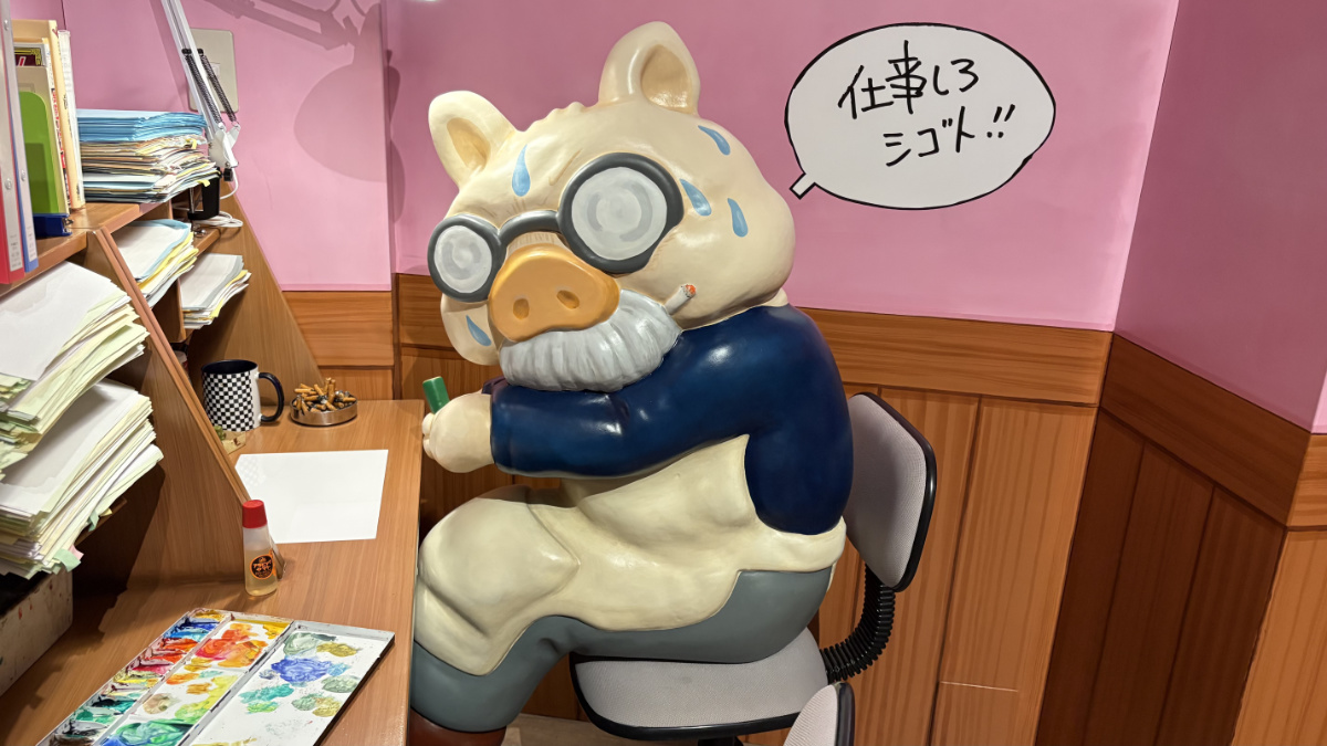 机に向かって仕事をする豚 宮崎駿の立体展示
