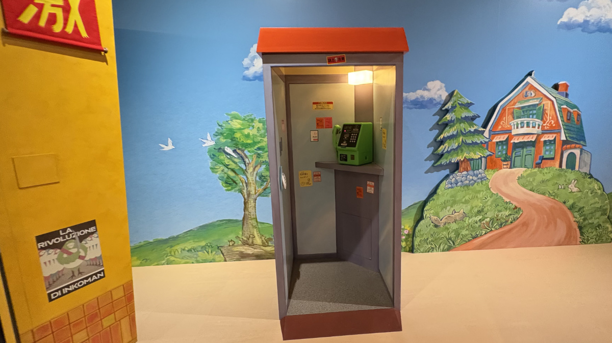小さなジブリパークにある緑色の電話機の公衆電話ボックス