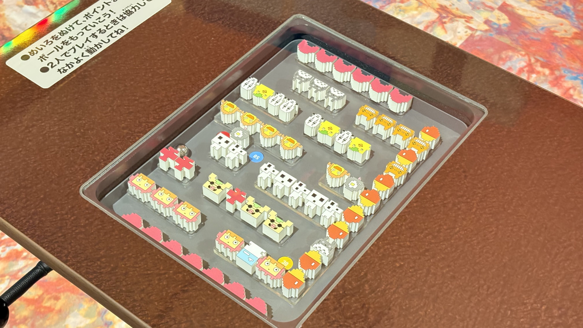 白と黄色の小さなコマが並ぶ卓上ゲーム