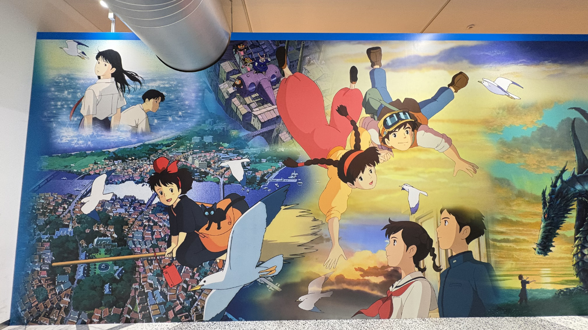 ジブリパーク展の出口付近に描かれたスタジオジブリ作品の大型ビジュアル左側