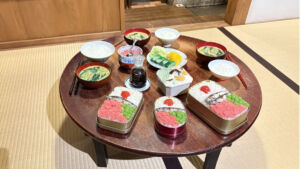 草壁家 お父さん、さつき、めいのお弁当とご飯