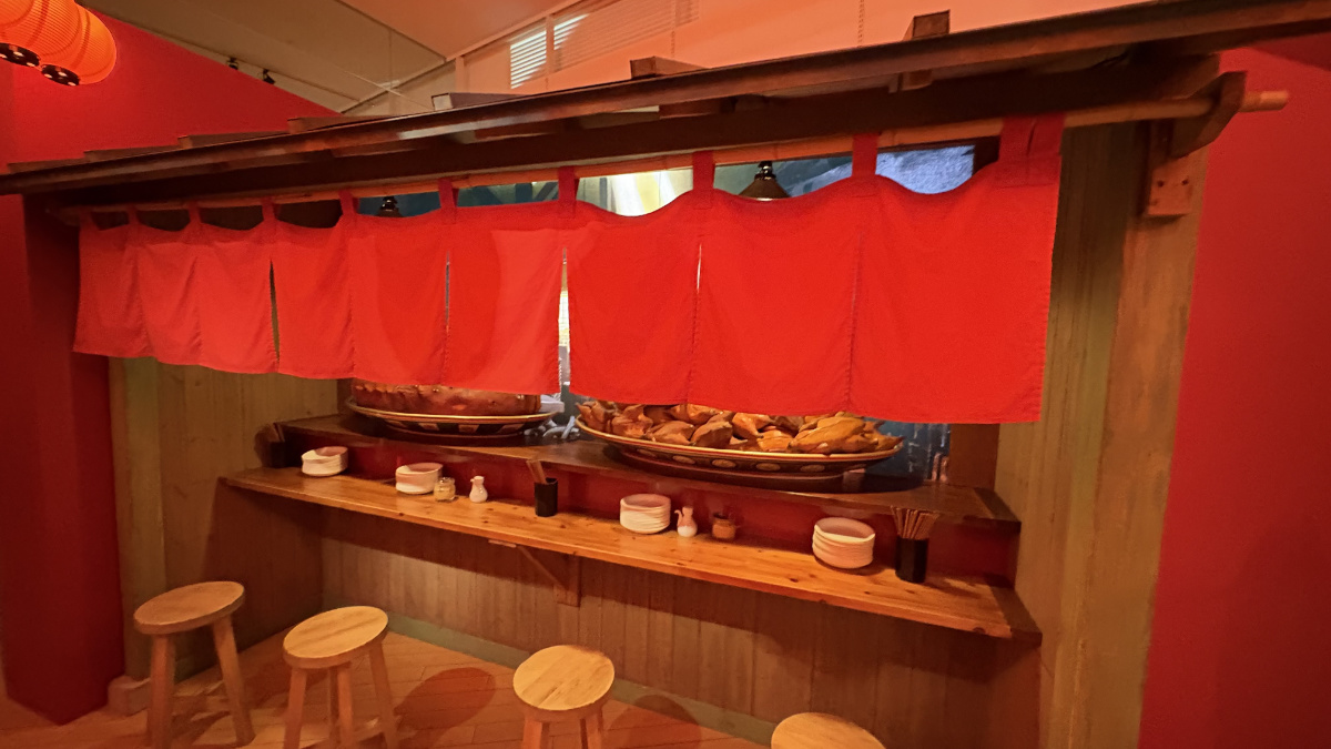 千と千尋の神隠しで父と母が料理を食べる屋台を再現した展示