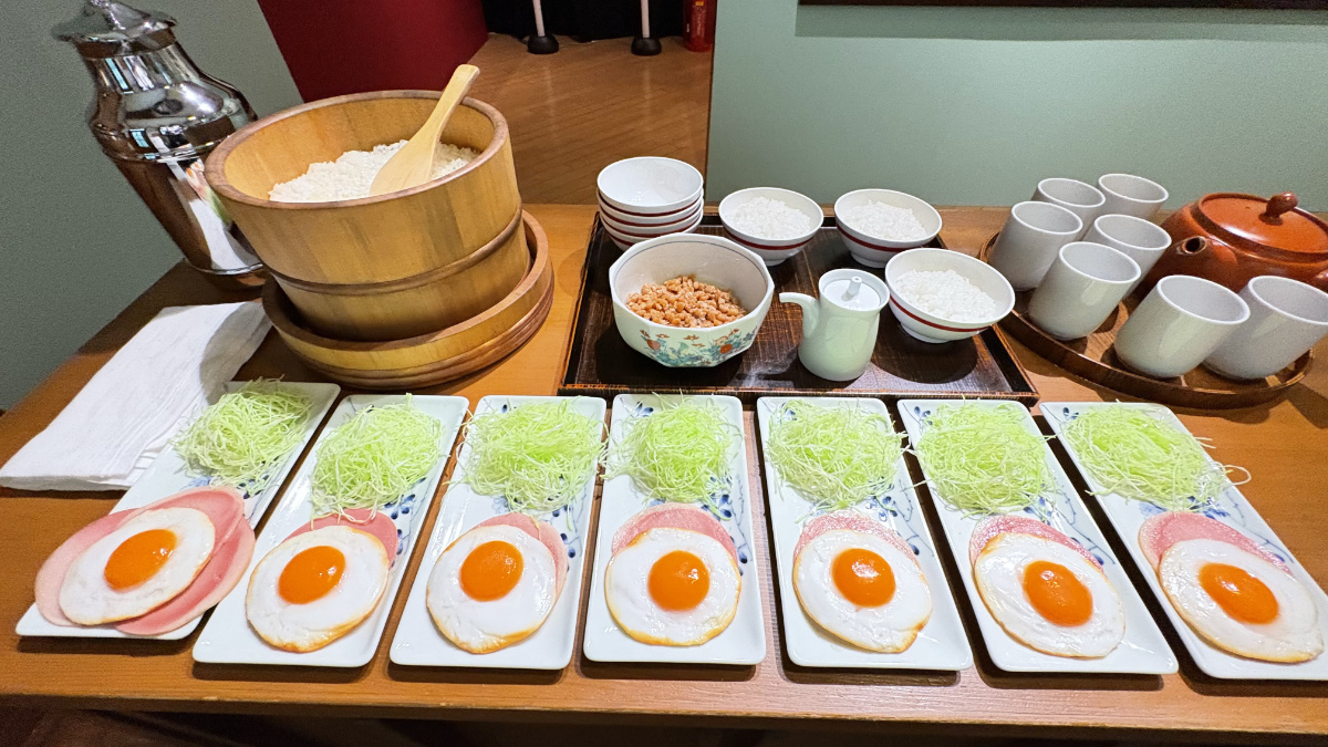 草壁家の食卓に並ぶ目玉焼きやご飯の立体展示