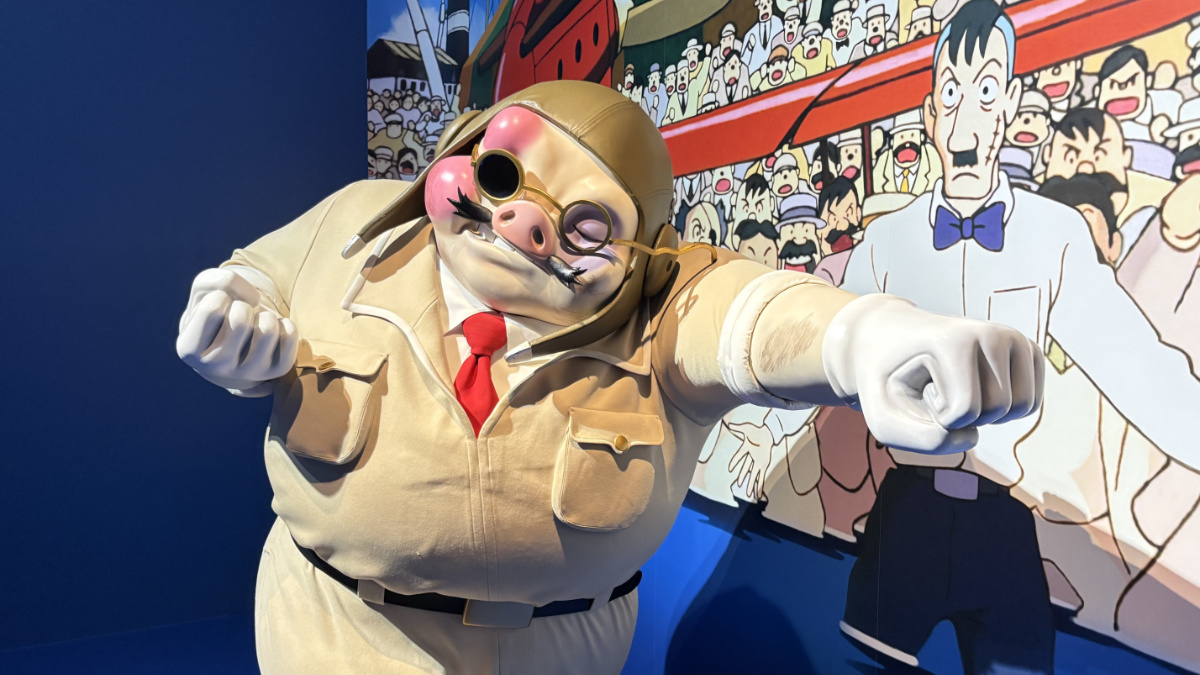 紅の豚のポルコの表情とポーズを近くから見た展示