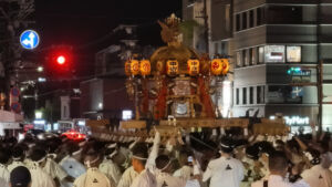 八坂神社前で差し回しを行う中御座