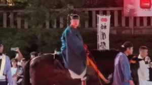 東御座を先導する八坂神社の神職