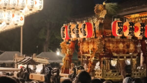 八坂神社 舞殿の周りを回る