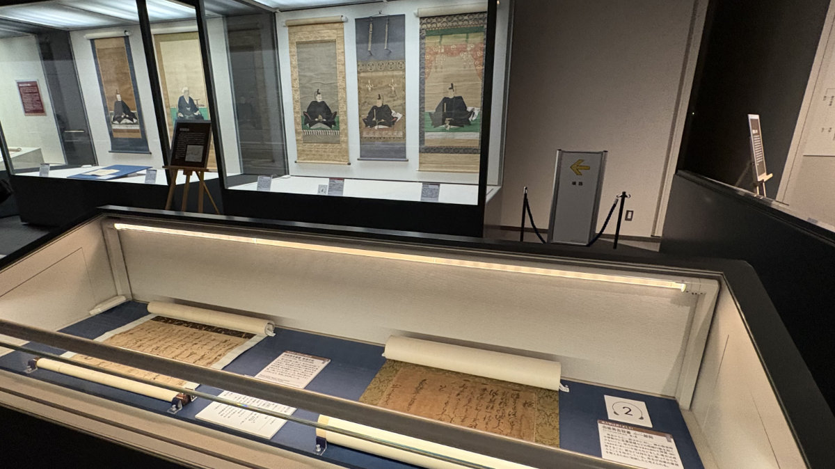 豊臣兄弟と同時代の人物の肖像や古文書が並ぶ展示室