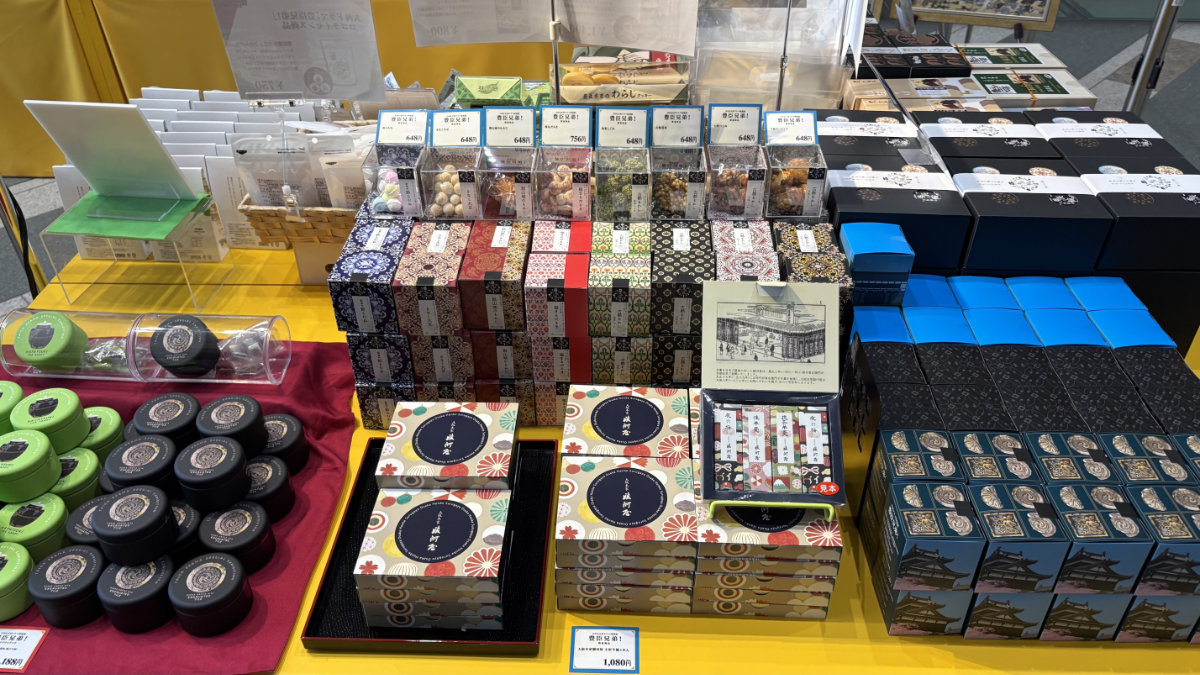 豊臣兄弟展の菓子や雑貨が並ぶ特設ショップ