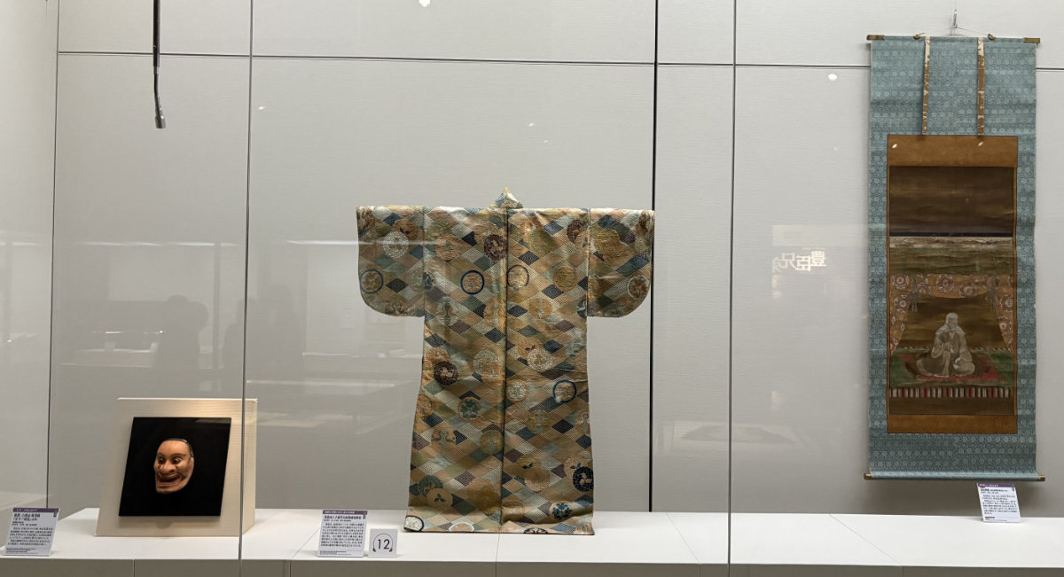 中央：作品No.166「浅葱地入子菱花丸紋散模様厚板」桃山時代・16～17世紀、東京・国立能楽堂蔵。通期展示。