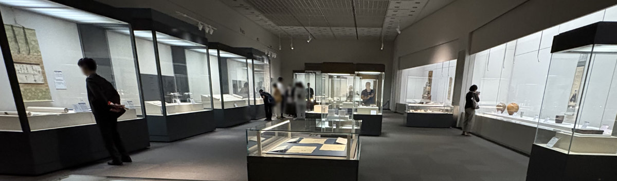 書状、絵画、城郭資料、茶道具などを、時代の流れに沿って見られる展示室。