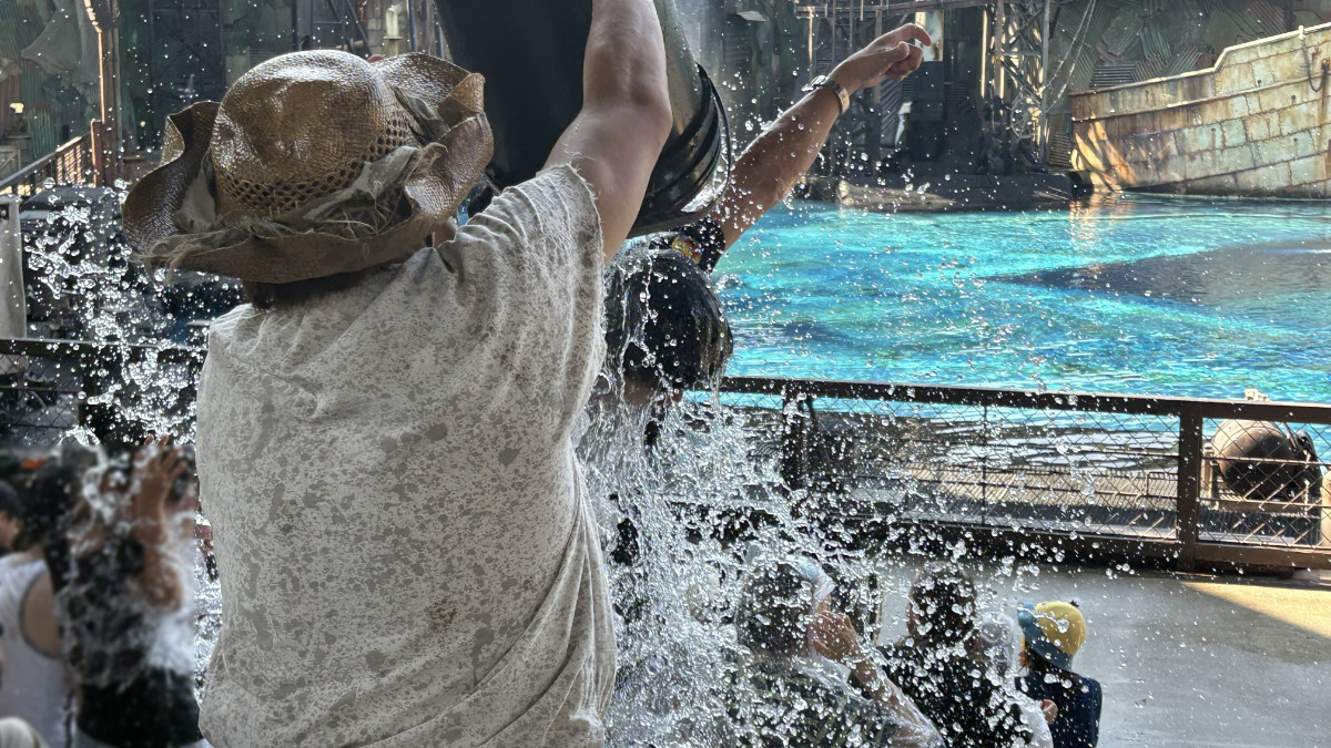 バケツの水を浴びるゲスト
