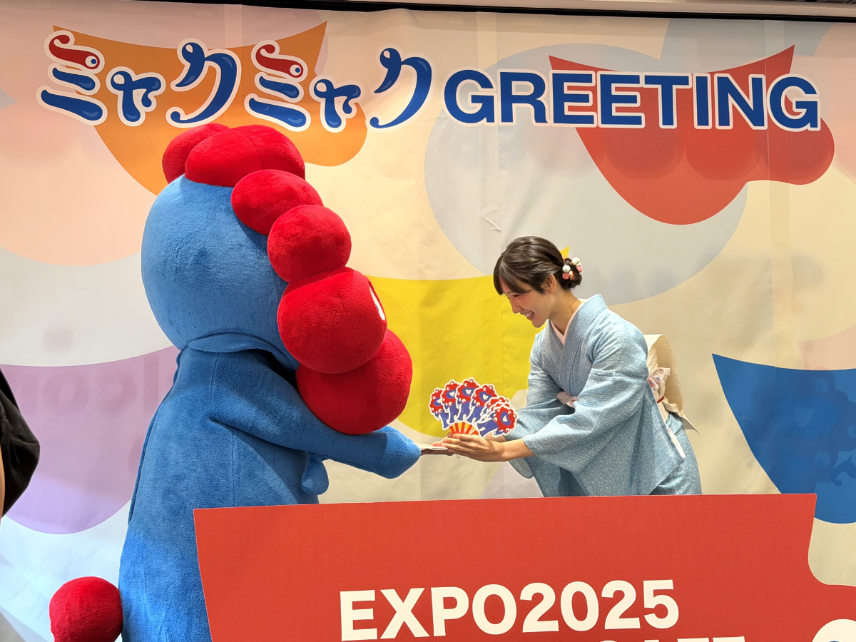 Commemorative Photo with Myaku-Myaku