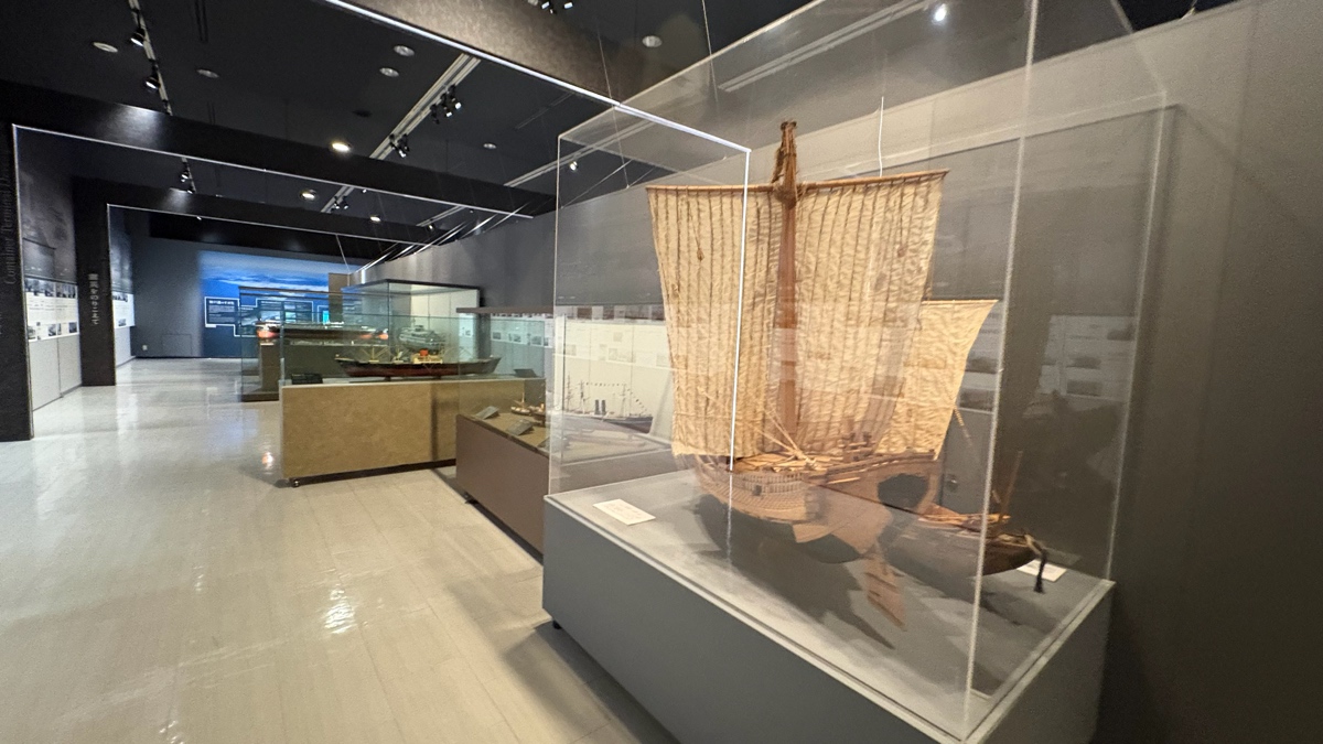 神戸海洋博物館に並ぶ帆船から現代船までの模型展示