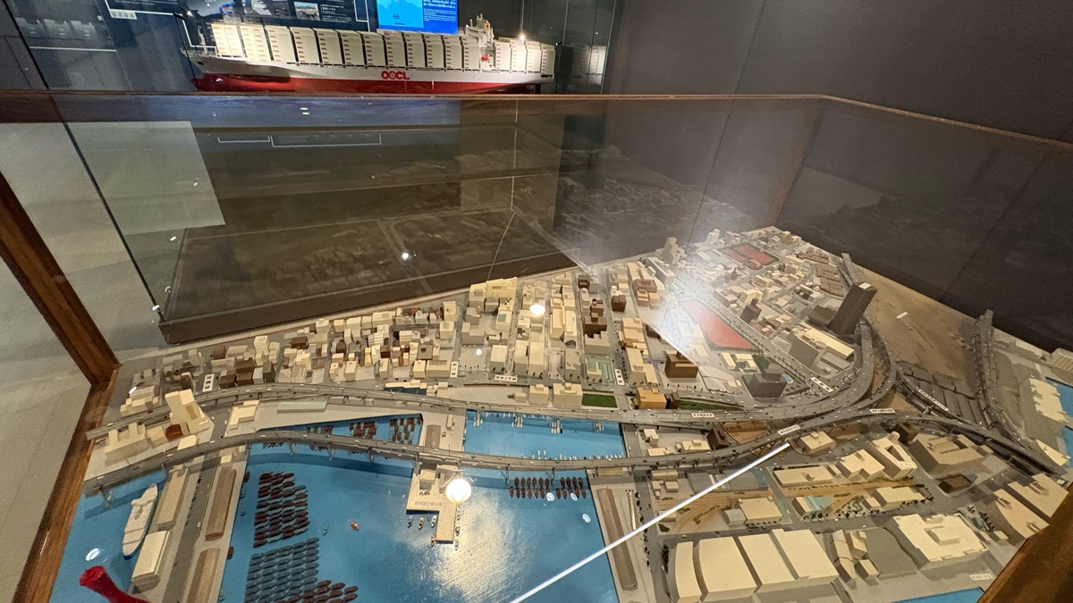 神戸海洋博物館に展示されている神戸港と市街地のジオラマ