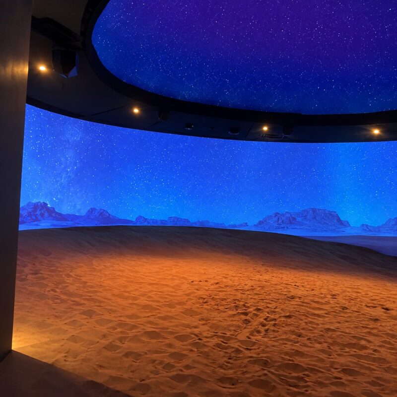 砂と大型映像で砂漠の風景を表現したワディラム砂漠体験のイメージ