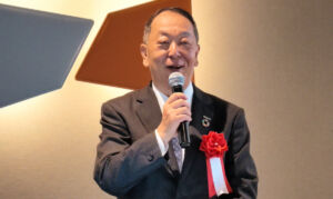 株式会社サイエンスホールディングス 青山恭明会長による説明の様子/開発背景