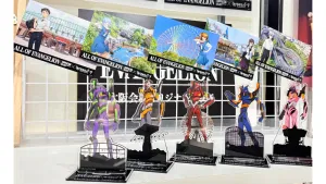 ひらかたパークとエヴァンゲリオンのコラボポストカードとエヴァンゲリオン機体アクリルスタンド ©カラー/Project Eva. ©カラー/EVA製作委員会 ©カラー